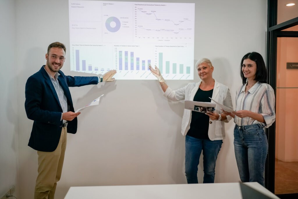 Equipo de trabajo realizando charla de crecimiento